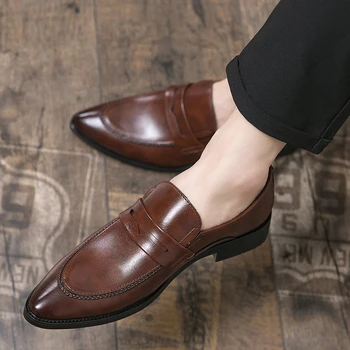 Lüks Marka Sivri Burun Loafer'lar erkek Slip-on Kahverengi Resmi Moccasins Kalın tabanlı deri ayakkabı Rahat rahat ayakkabılar Erkekler için